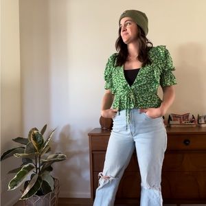 Green flowy tie blouse with white daisies